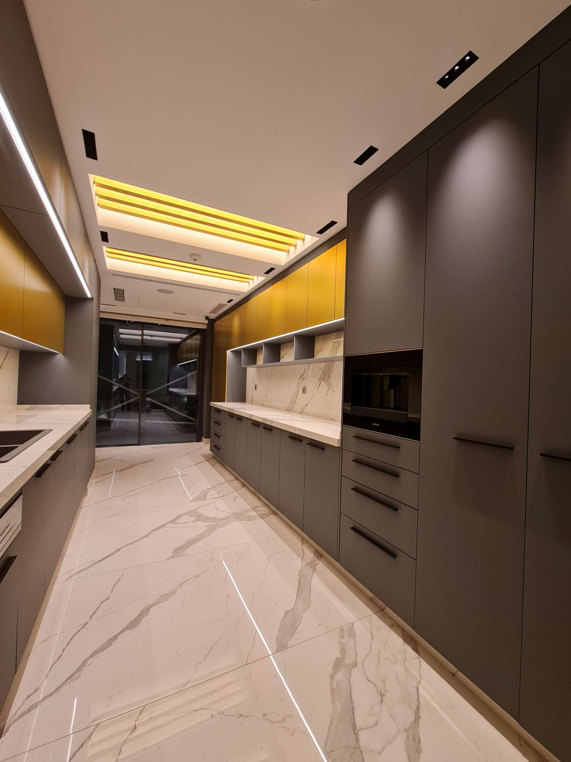 Innovative kitchen design featuring smart storage solutions and modern textures by La Fabriqua