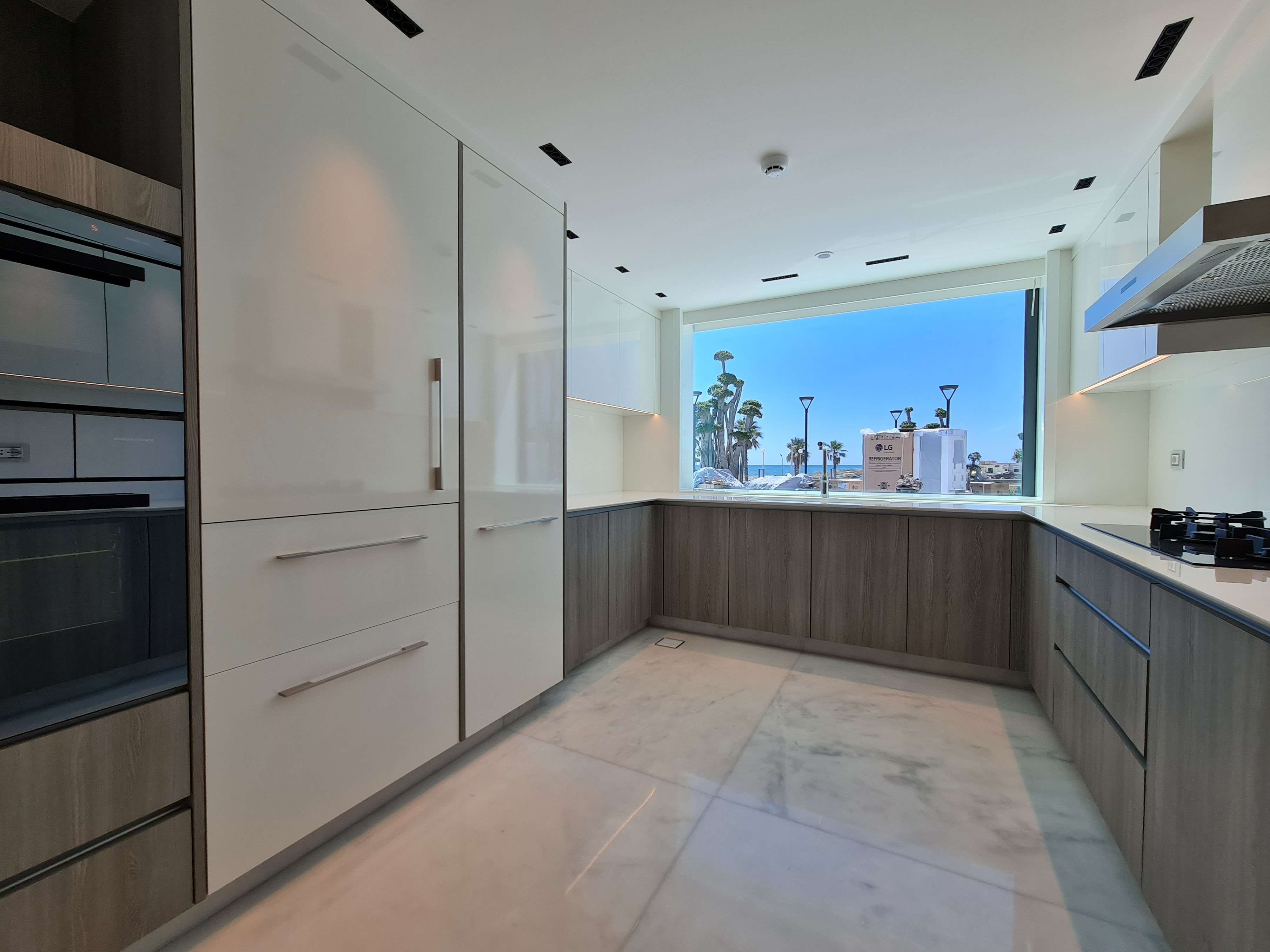 Modern kitchen design with a central island and luxury finishes by La Fabriqua