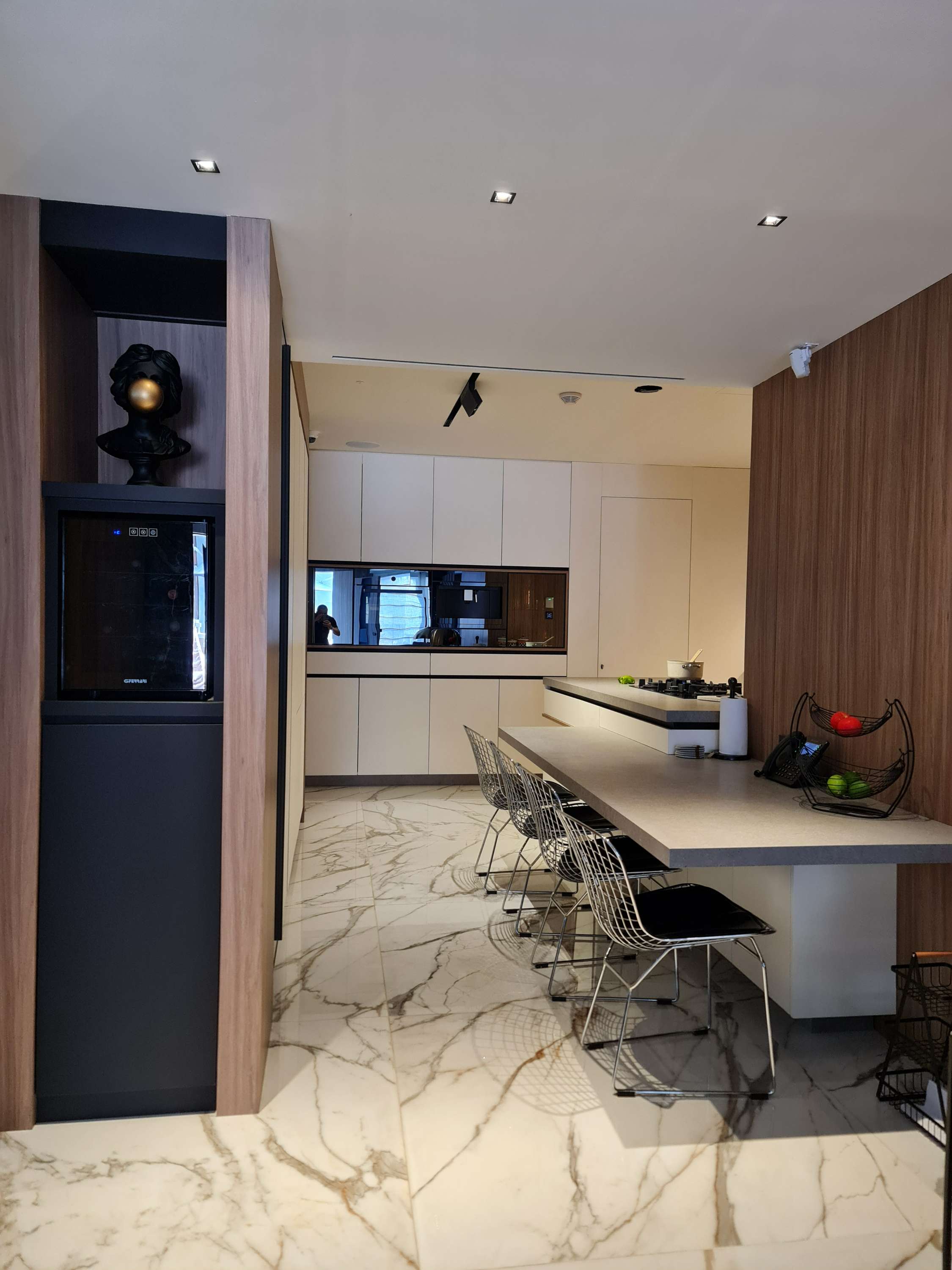 Stylish modern kitchen with a central island and streamlined design by La Fabriqua