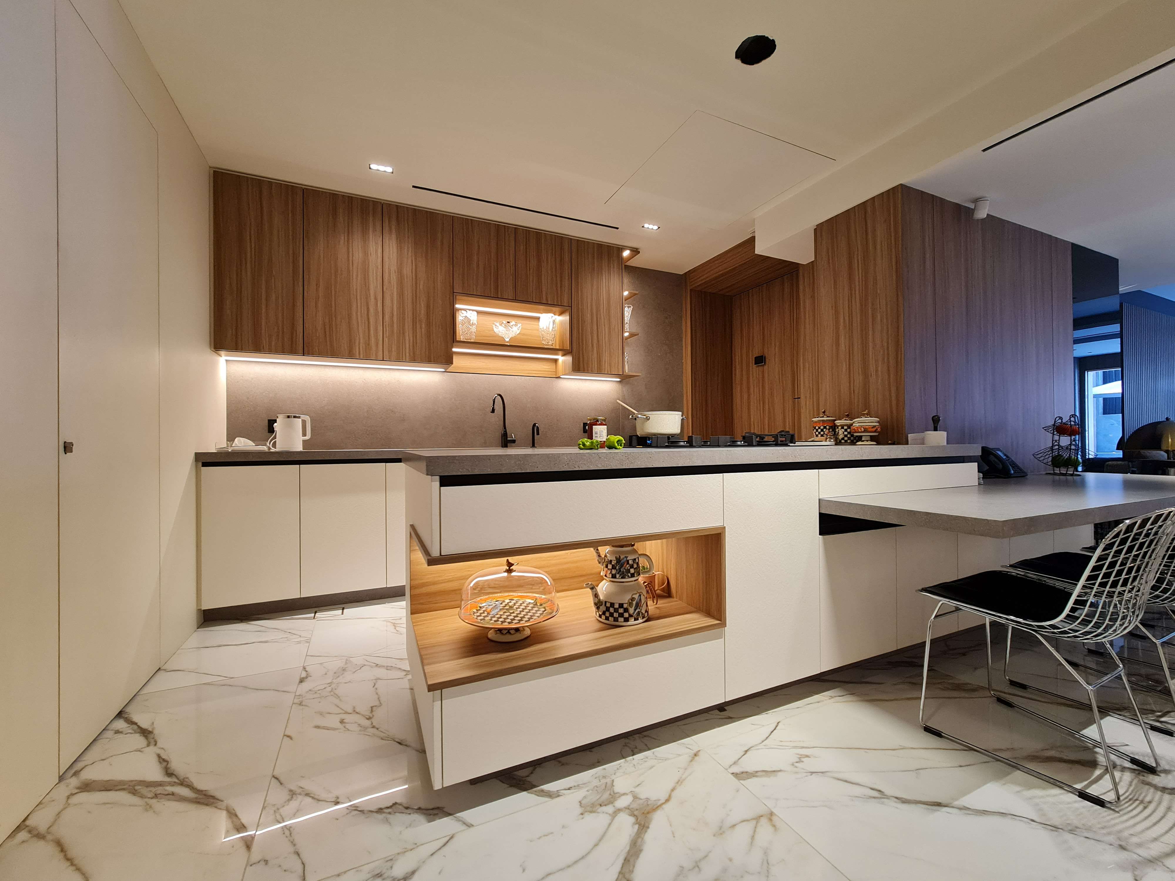 Bright, airy kitchen with an open-plan design and contemporary finishes by La Fabriqua