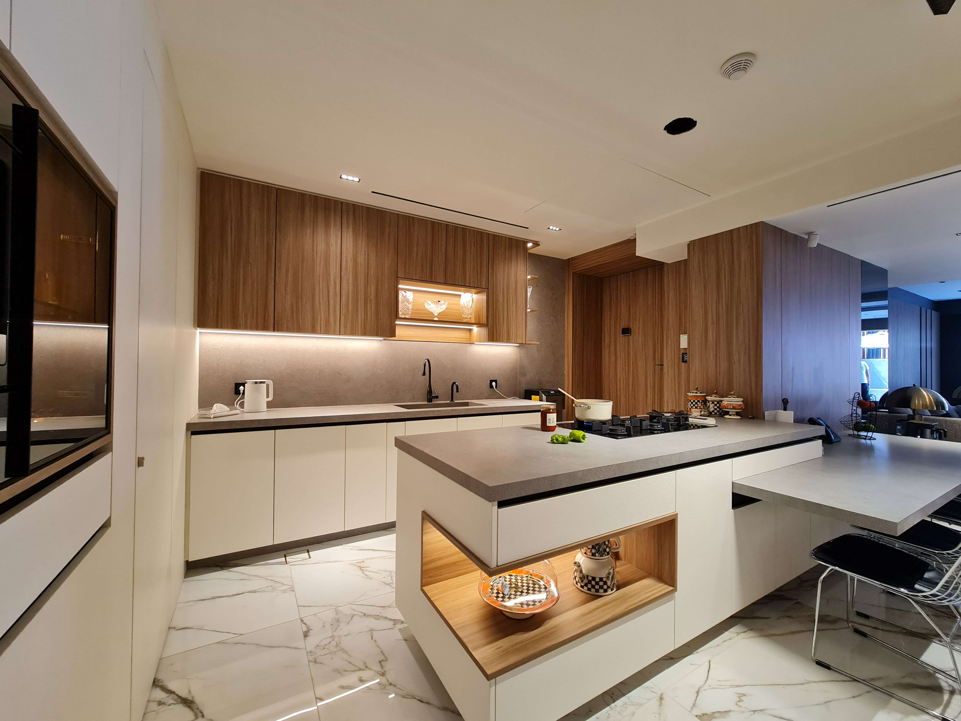 Open-concept kitchen with luxury finishes and a welcoming atmosphere by La Fabriqua