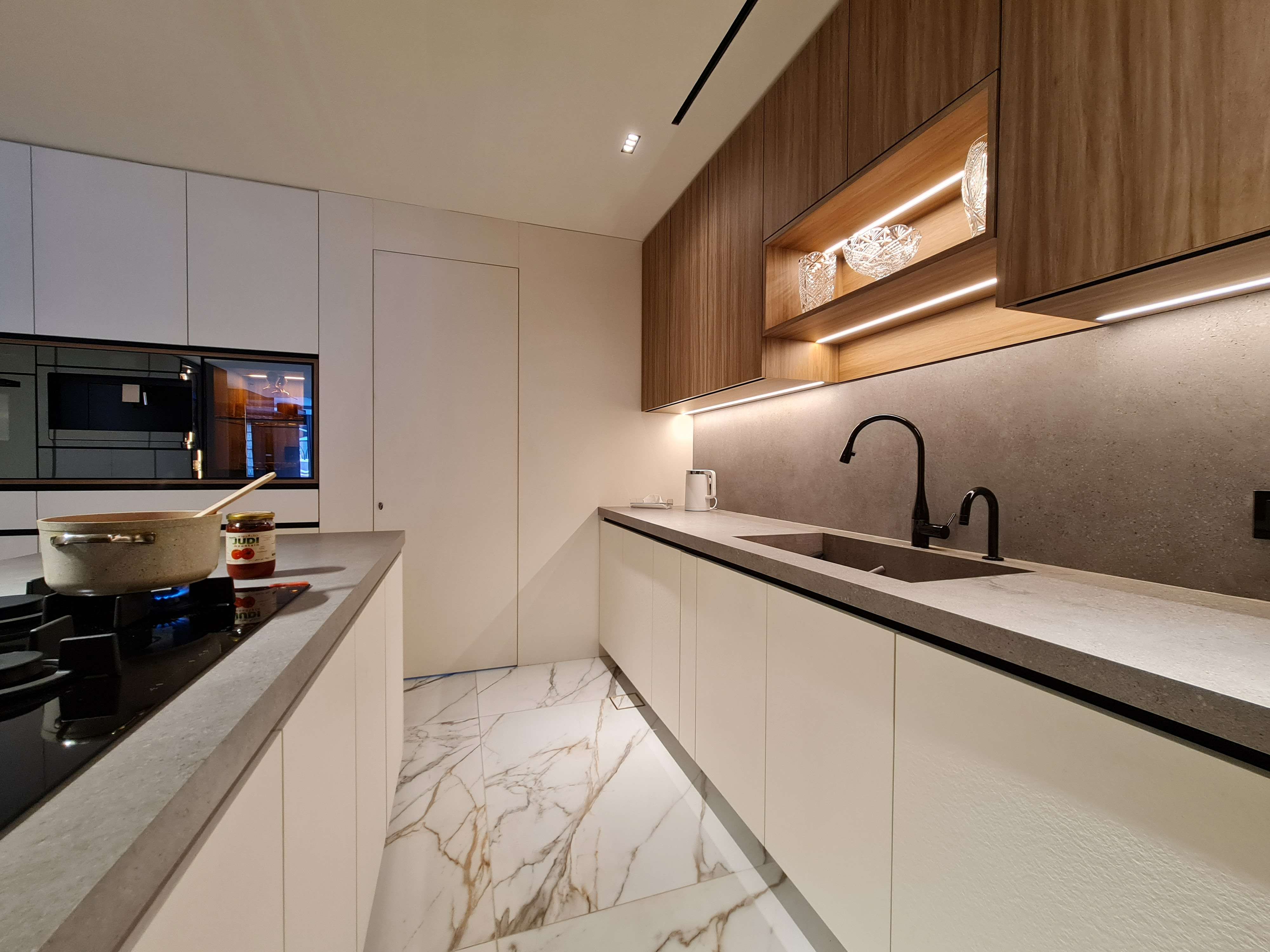 Timeless kitchen with classic finishes and a sophisticated layout by La Fabriqua