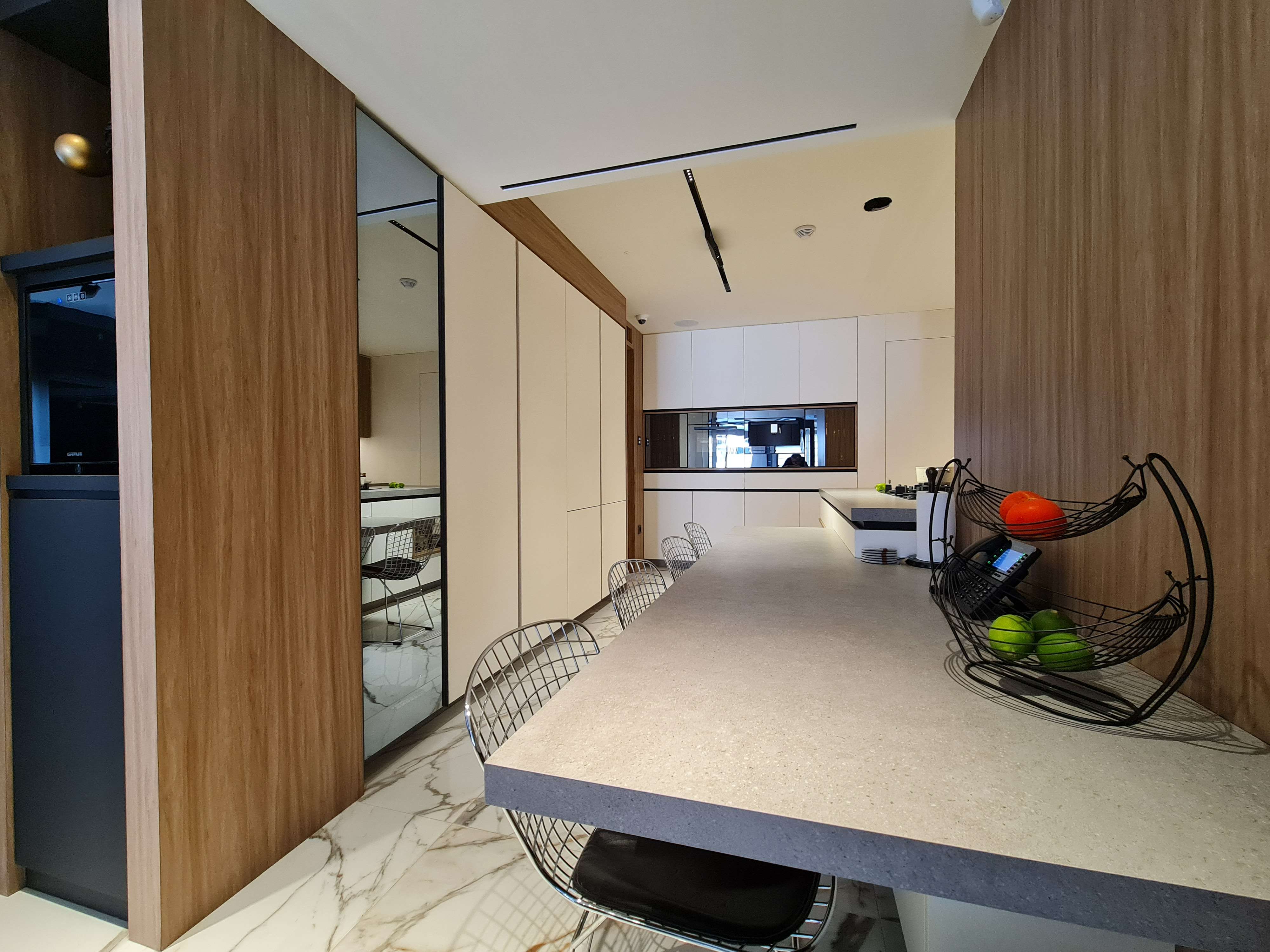Luxurious kitchen with bright lighting and sleek modern design by La Fabriqua