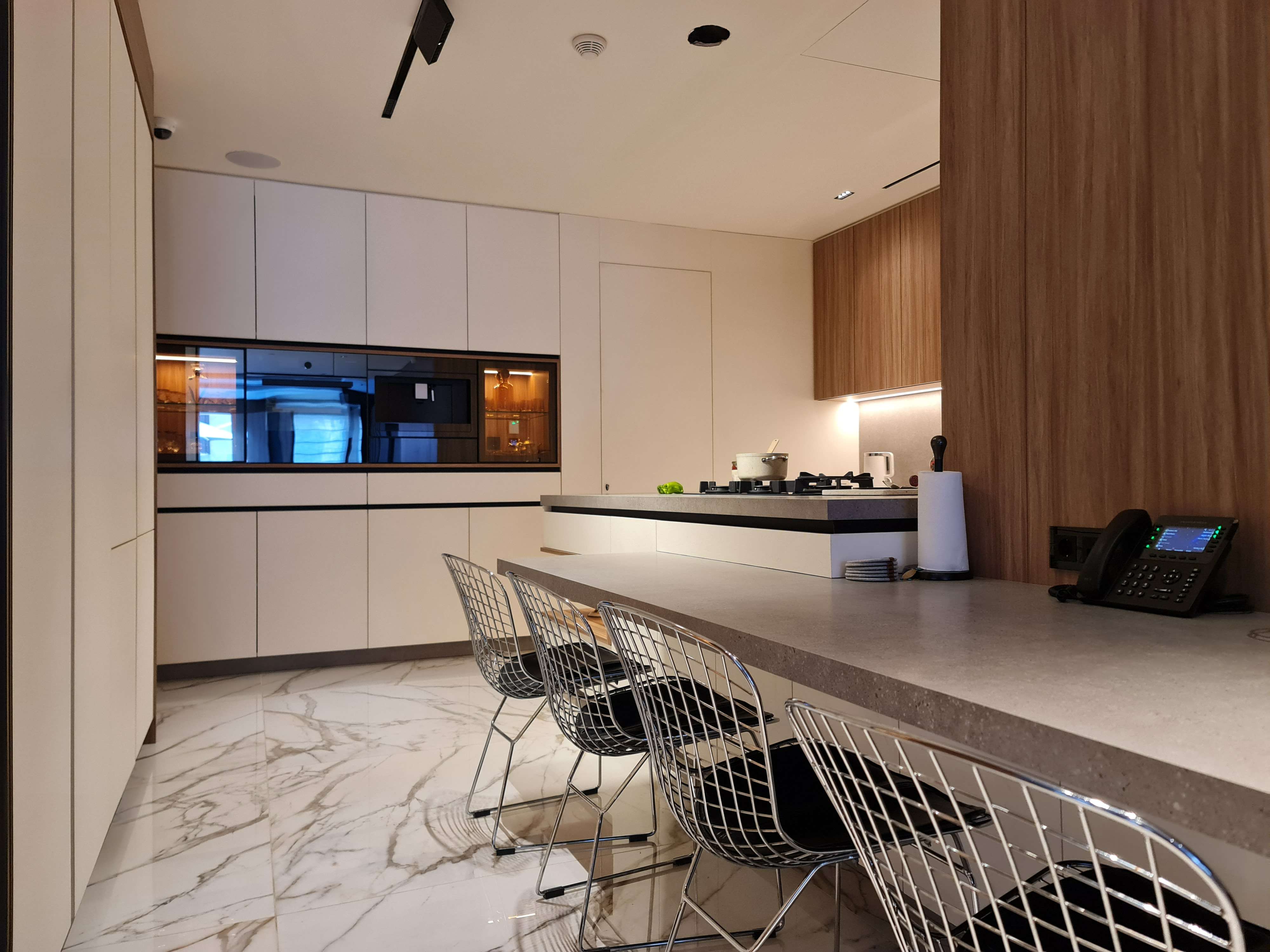 Well-designed kitchen with ample storage and stunning details by La Fabriqua
